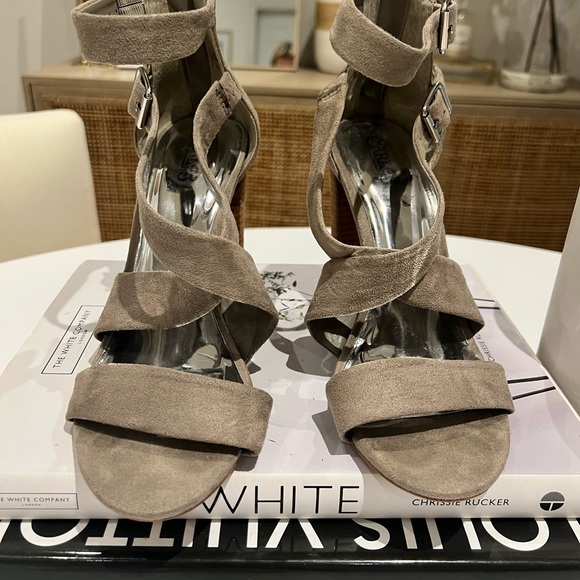 Carlos Santana Heels - Laura - Picture 2 of 9